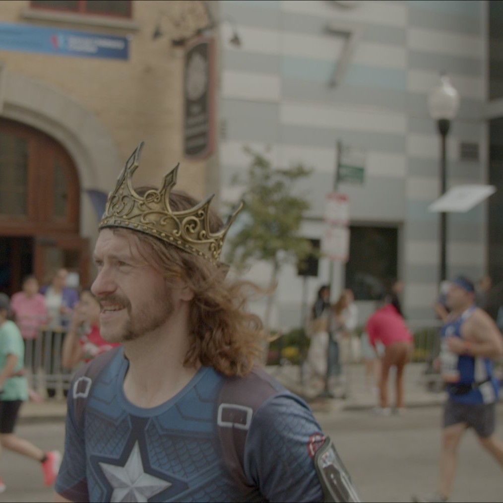Running past a grand Chicago building, the crowd pressed to the barriers.