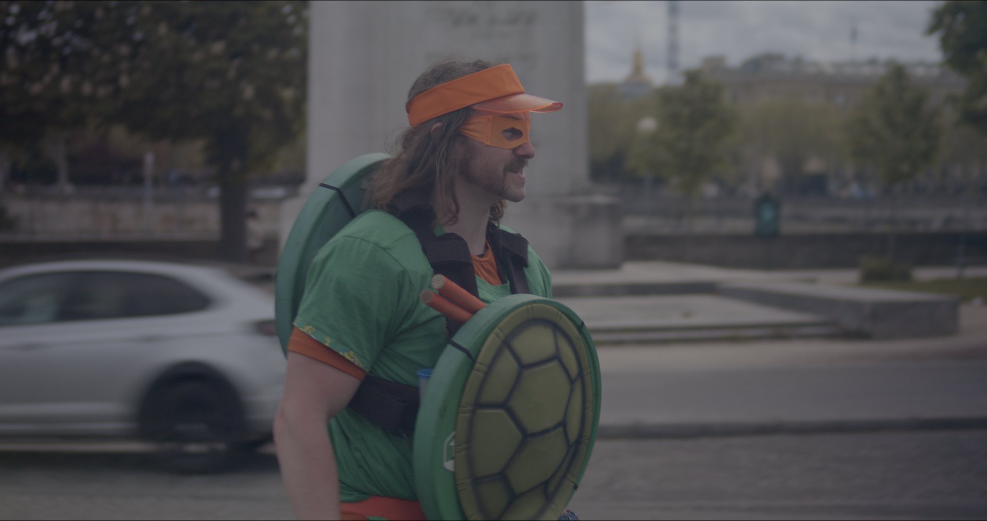 The full Ninja Turtle costume, shell and all, on the course by the Arc de Triomphe.